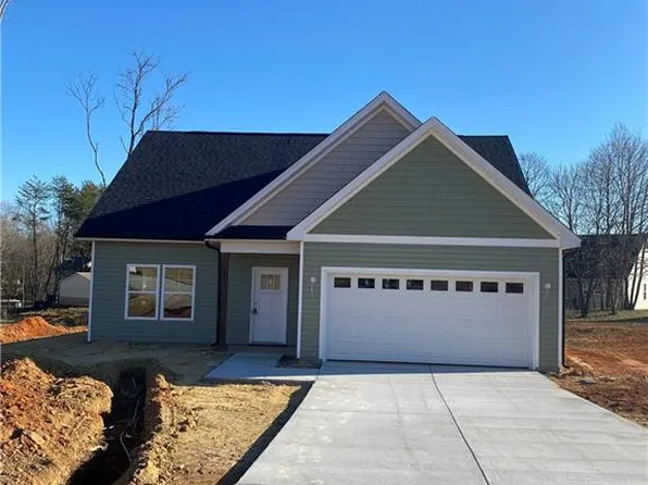 1016 Fairfield Dr, Yadkinville, NC 27055