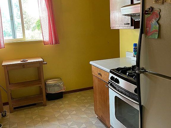 Kitchen w/gas range & fridge