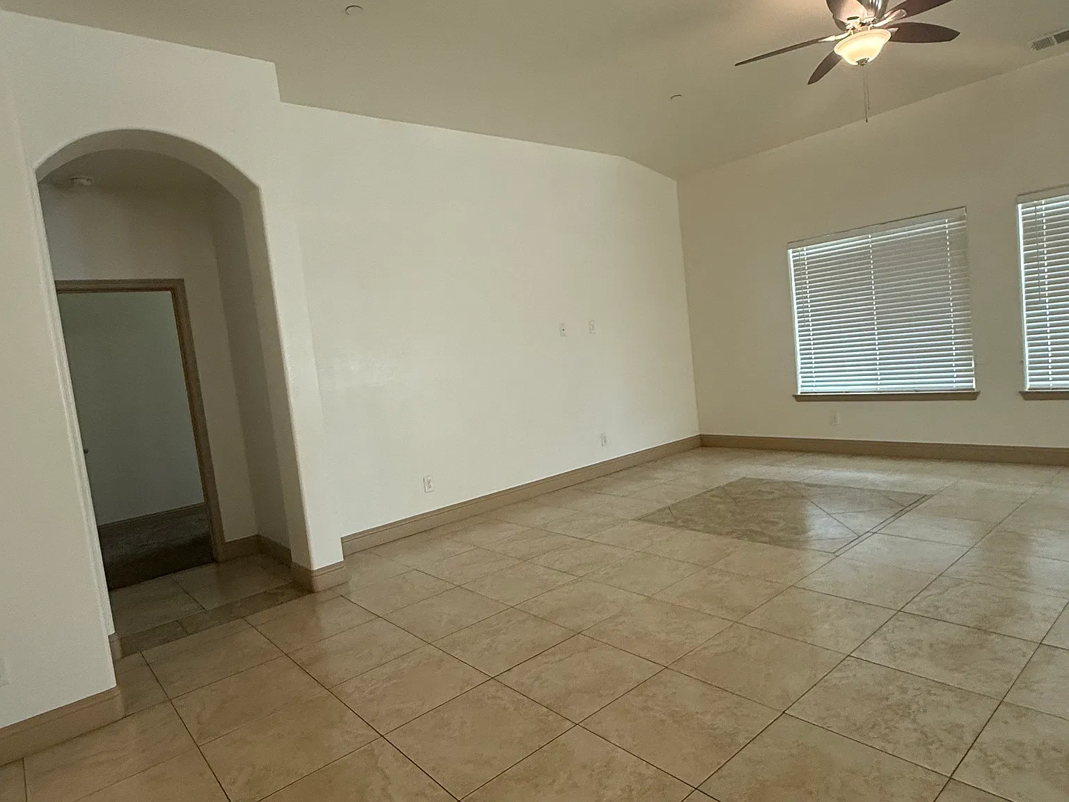 4 bed, 2012 sqft, $2,400 — Photo 4