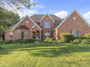 1 Tangle Oaks Rd, Bloomington, IL 61705