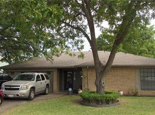 1801 Prince Dr, Benbrook, TX 76126