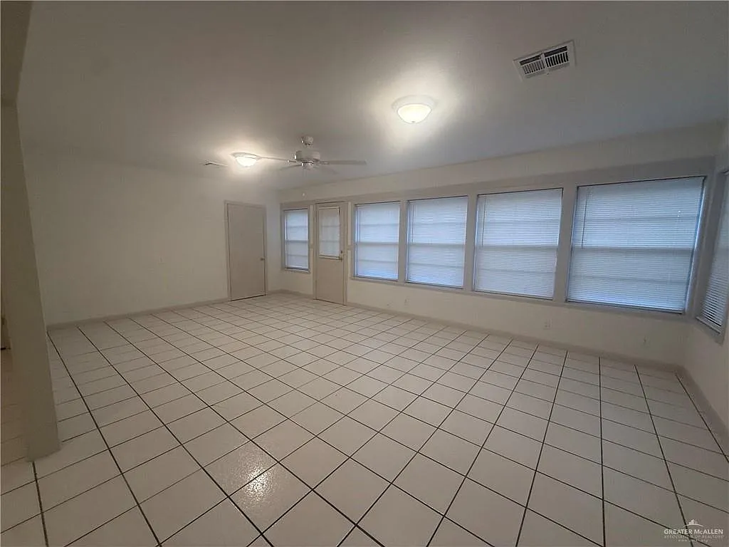 3 bed, 2.0 bath, 1736 sqft, $1,600 — Photo 2