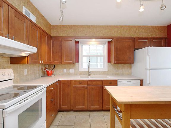 3rd image of 81 W 21st St