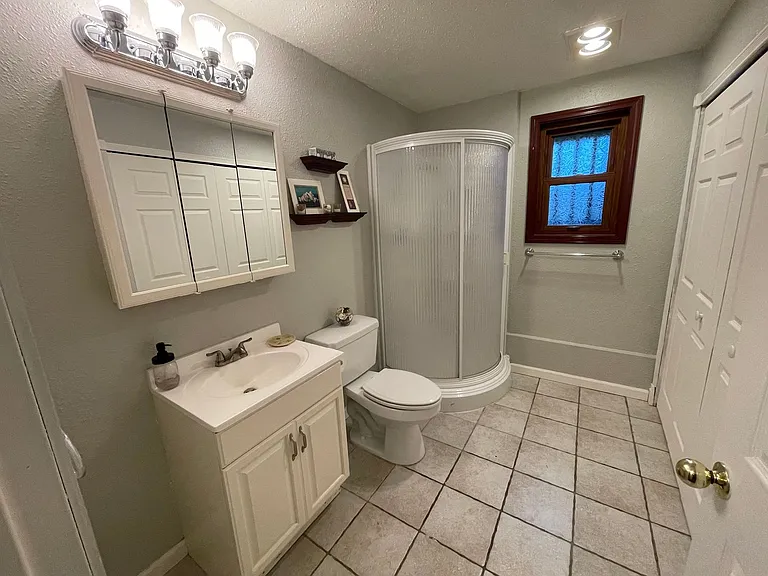 555 NW Fairhaven Dr — Photo 5
