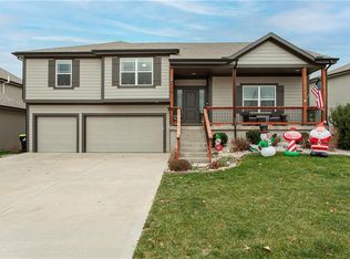 606 SE Colonial Dr, Blue Springs, MO 64014