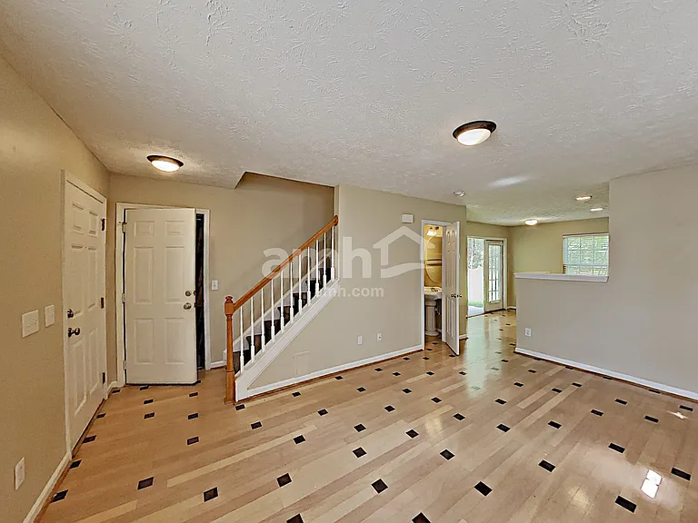 214 Oak Grove Ln — Photo 5