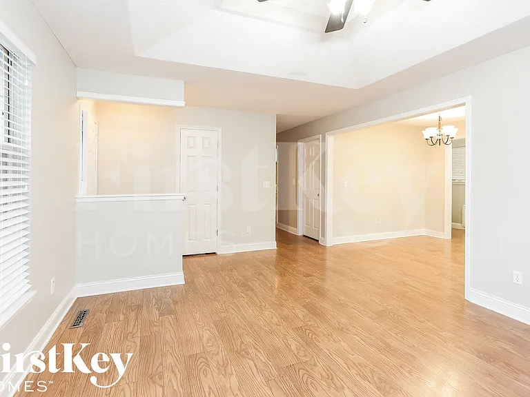 308 Oak St W — Photo 2