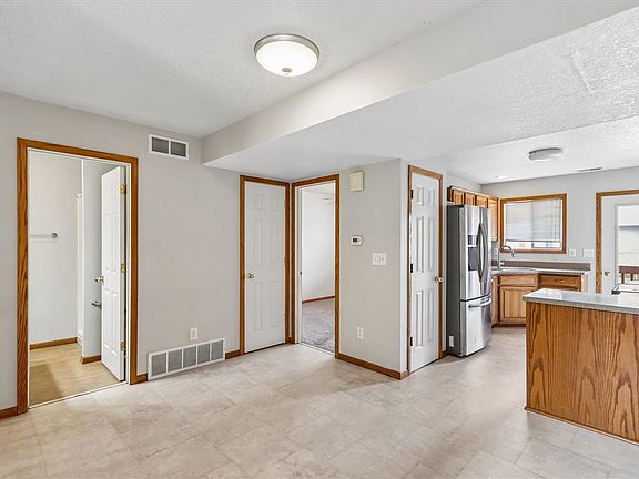 5th image of 427 W Zeller St