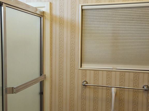 Master shower/tub and toilet room