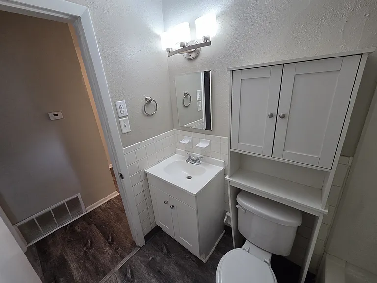 897 W Market St #C — Photo 10
