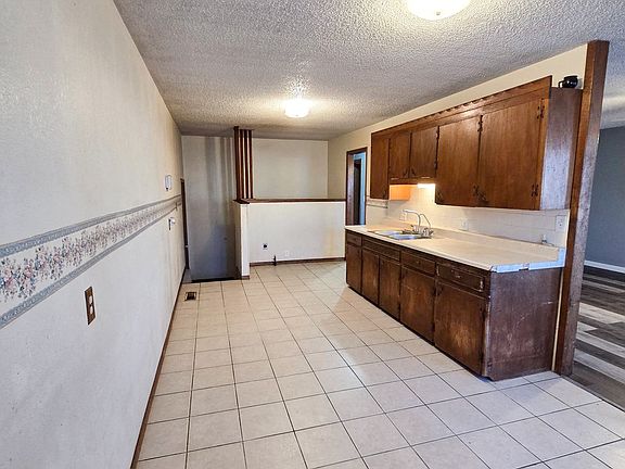 4th image of 2405 A St