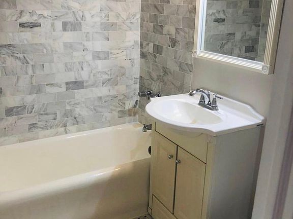 2nd image of 1211 N La Salle St #201