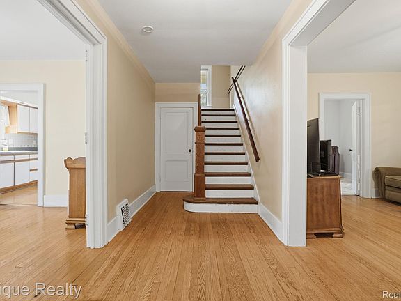 5th image of 819 Tunnel St