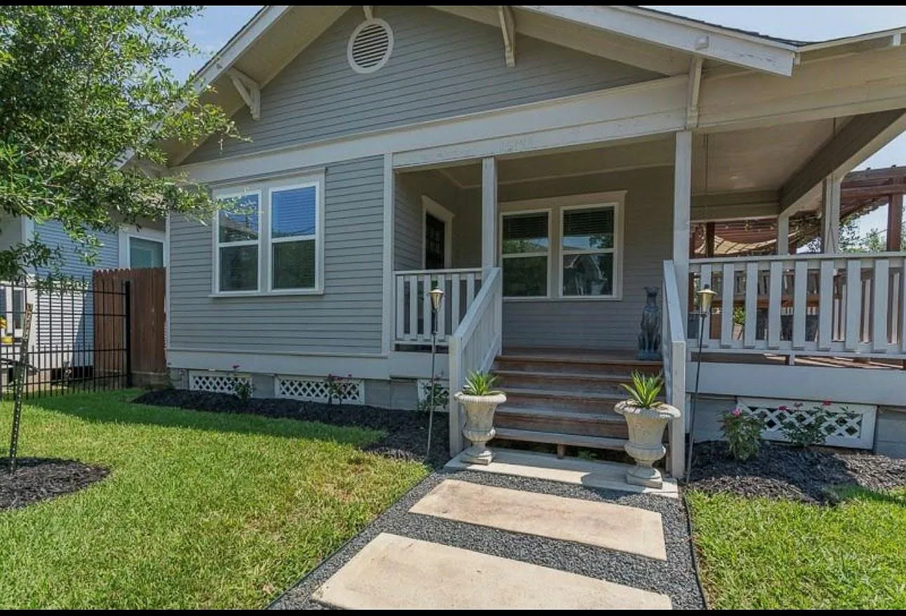 3 bed, 2.0 bath, 1267 sqft, $2,400 — Photo 2
