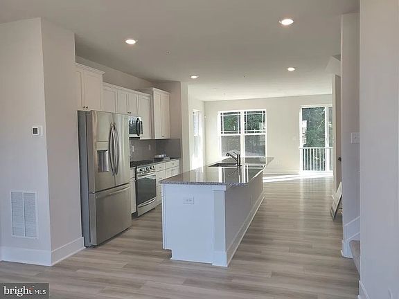 3rd image of 6947 Farragut Dr