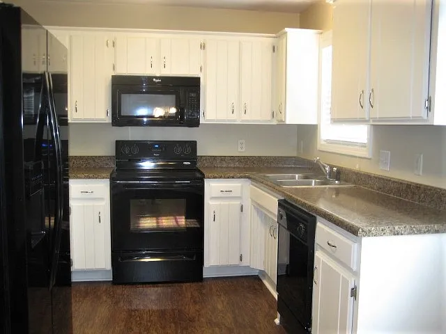 3 bed, 2.0 bath, 1664 sqft, $2,170 — Photo 2