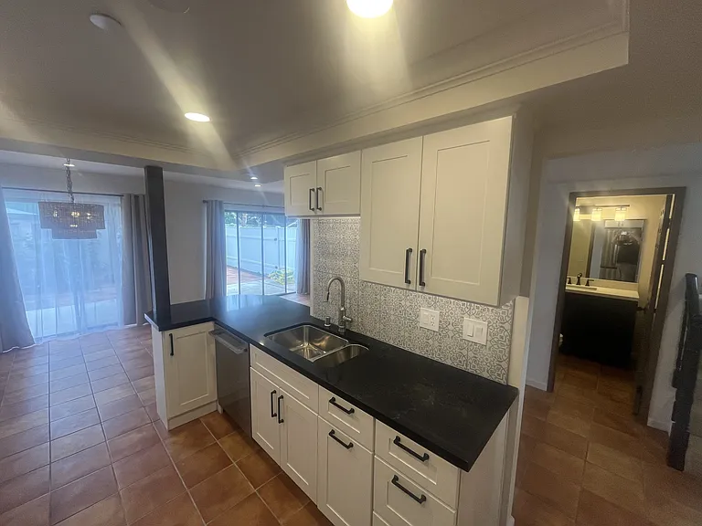 1584 Redlands Pl #C — Photo 8