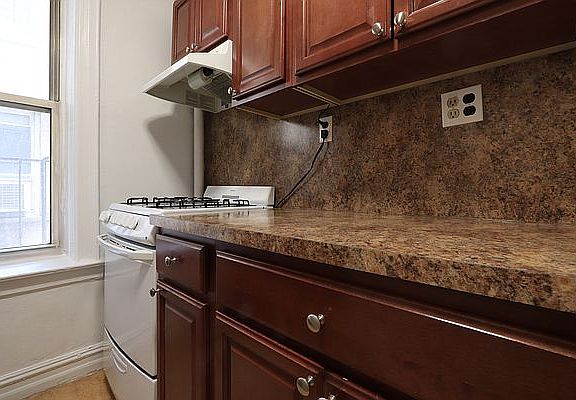 3rd image of 74 Gatling Pl APT 4L