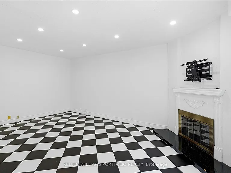 73 Jessica Gdns — Photo 14