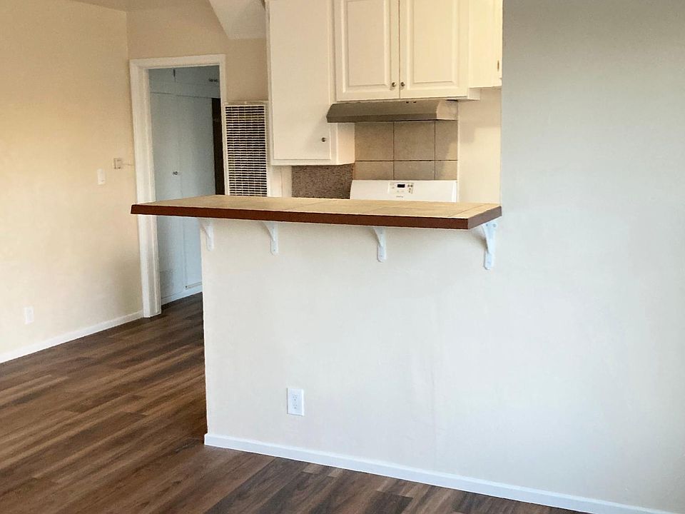 Living dining area with bar