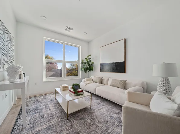 One Custom House Square, 12 Barkers Ln #402, New Bedford, MA 02740