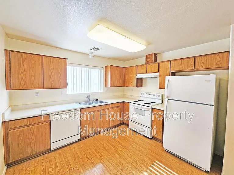 1850 Pershing Ave — Photo 7