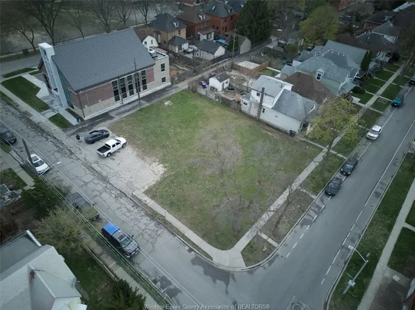 808 Lincoln Rd, Windsor, ON N8Y 2H1