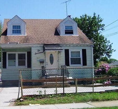 2nd image of 1017 Harding St