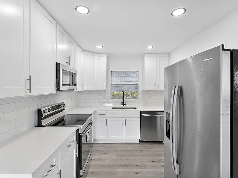 316 NW 6th Ct — Photo 3