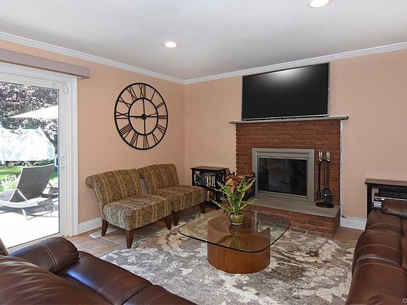 5th image of 14 Francine Ct