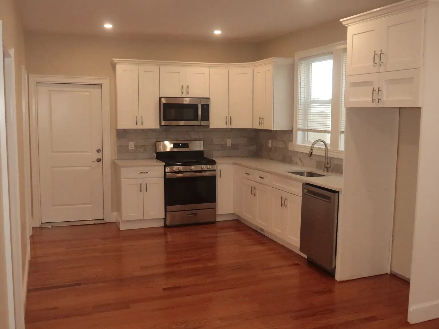 3 bed, 1.0 bath, 800 sqft, $3,000 — Photo 2