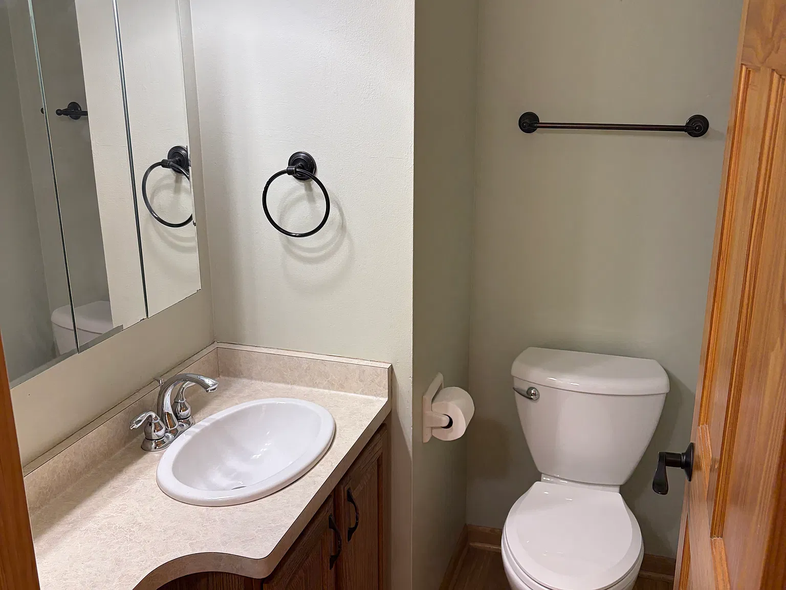 3 bed, 1.5 bath, 1300 sqft, $1,805 — Photo 2