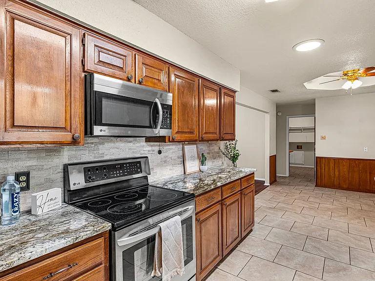 1017 Meadowlark Ln — Photo 4