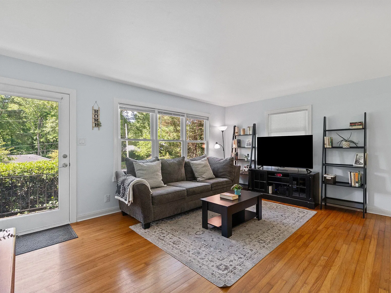 3 bed, 1.0 bath, 1056 sqft, $2,000 — Photo 4