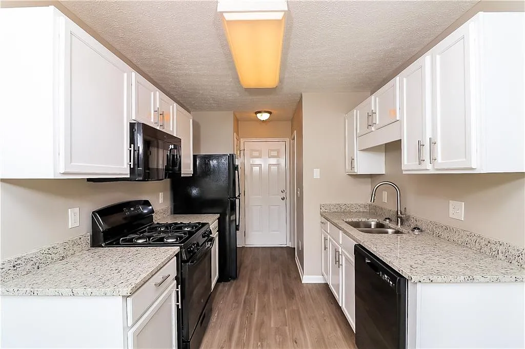 3 bed, 2.5 bath, 1360 sqft, $1,790 — Photo 4