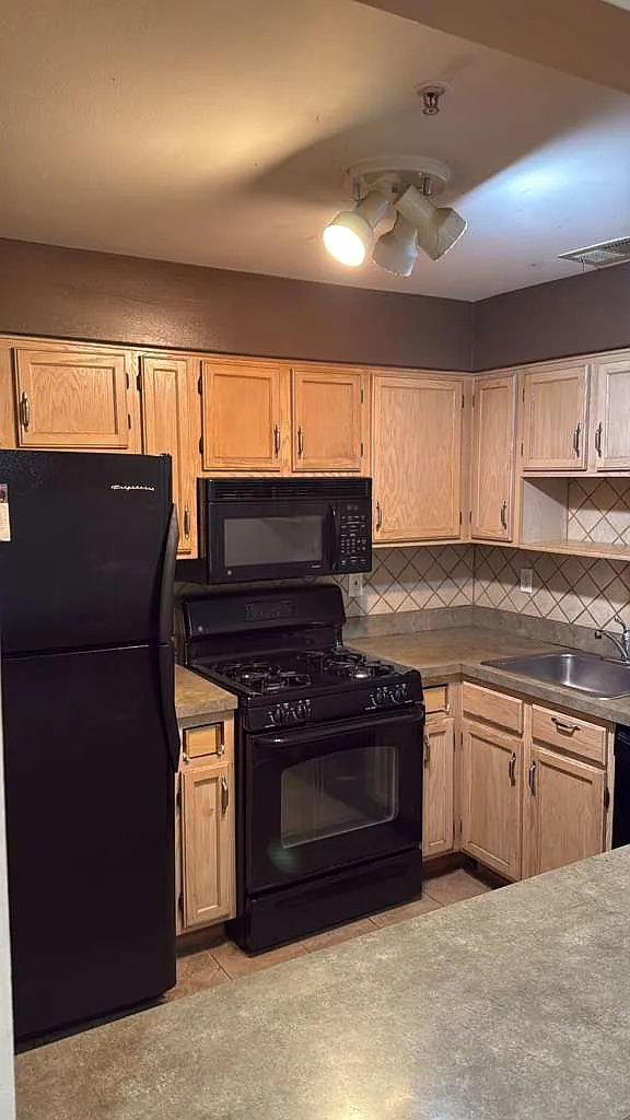 2 bed, 1100 sqft, $2,400 — Photo 2