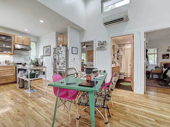 3rd image of 809 E 44th St