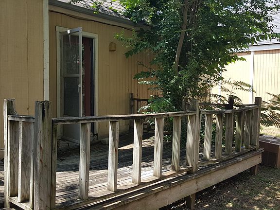 Private back deck and fenced in back yard!