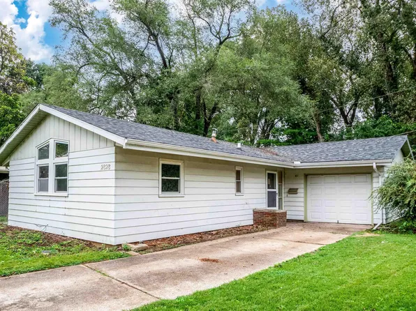 2828 N Harper Ter, Peoria, IL 61604