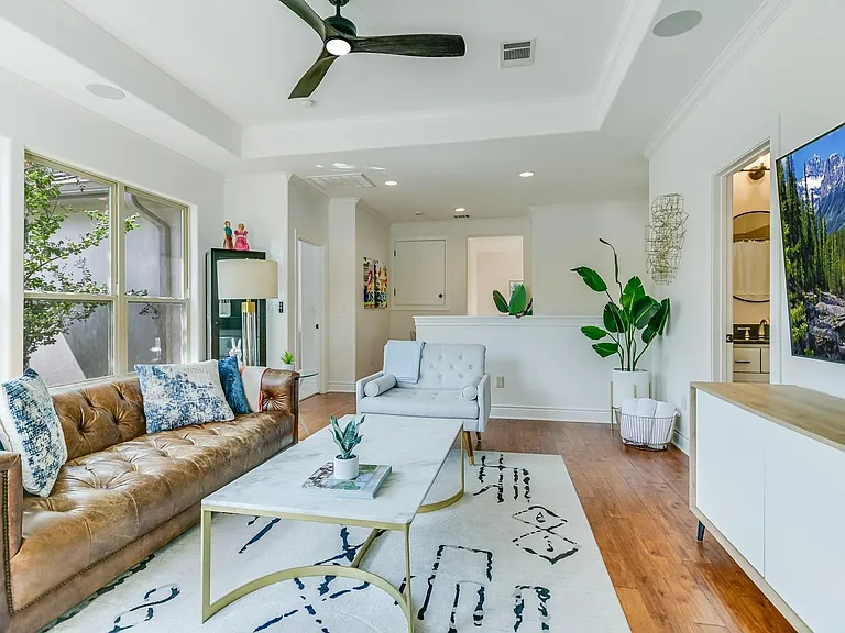 809 Kinney Ave — Photo 12