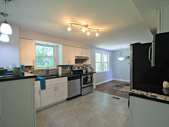 3rd image of 1405 Lincoln Woods Dr