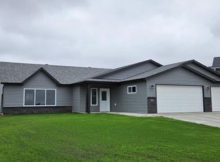 466 Skylane St, Kindred, ND 58051