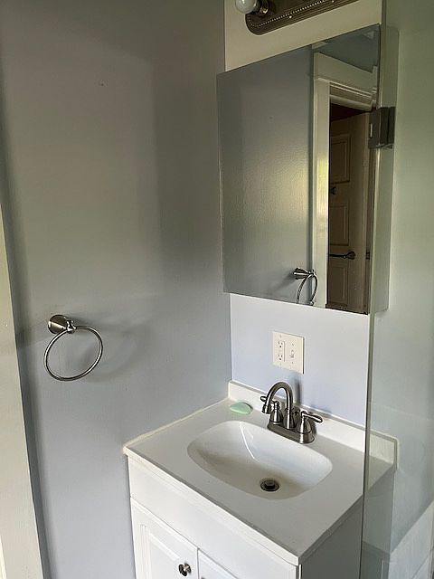 bathroom (3rd view)