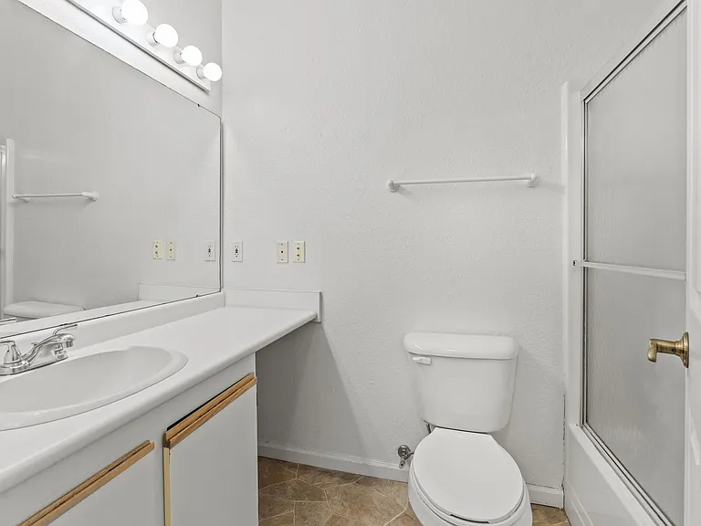 Oasis Apartments — Photo 19
