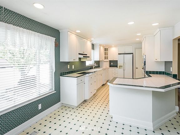 4th image of 968 SE Larch Avenue