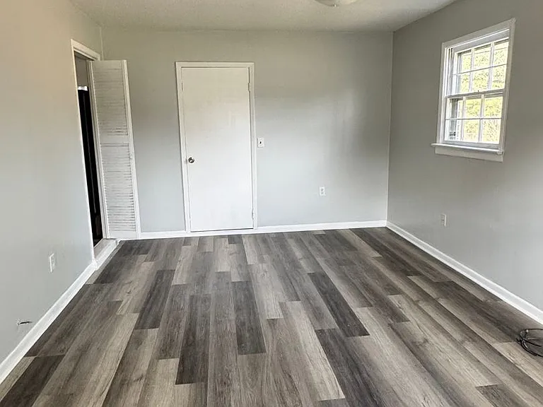 275 Sharon Ln — Photo 4
