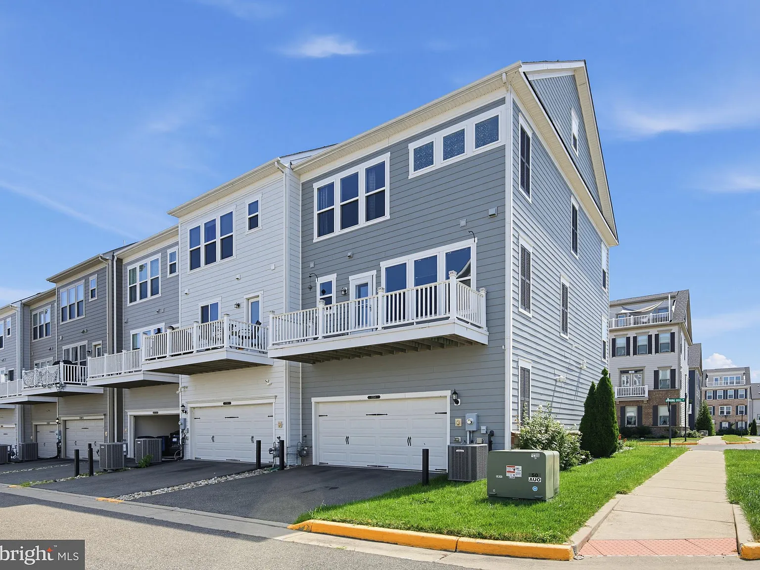 3 bed, 2.5 bath, 2832 sqft, $3,300 — Photo 2