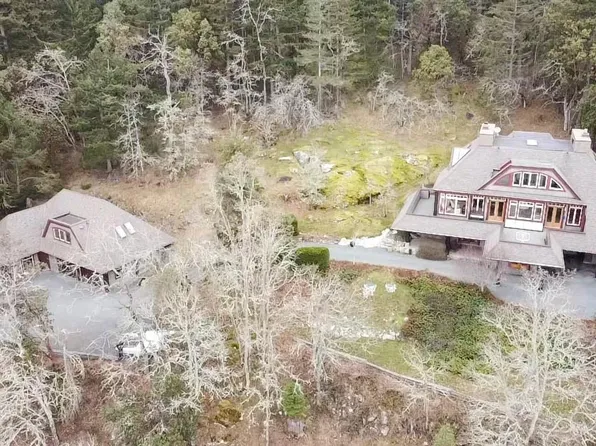 8242 Thomson Pl, Central Saanich, BC V8M 1S1