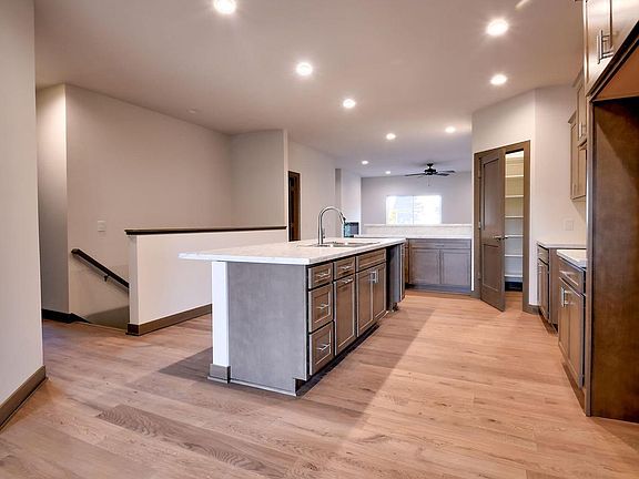 3rd image of 509 Emerald POINT #16