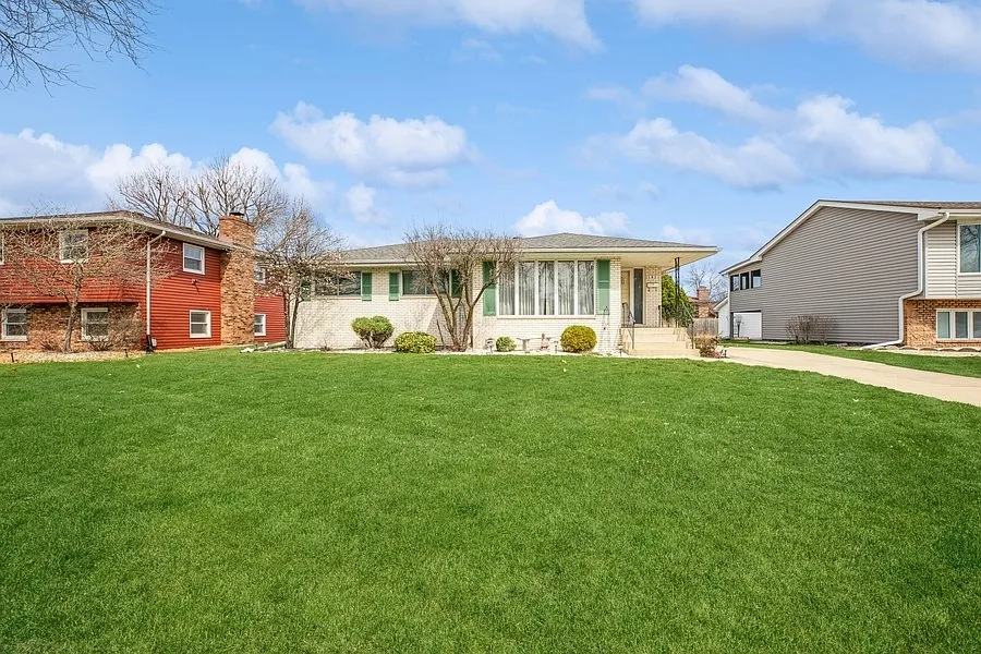 1821 Bluebird Ln photo 1